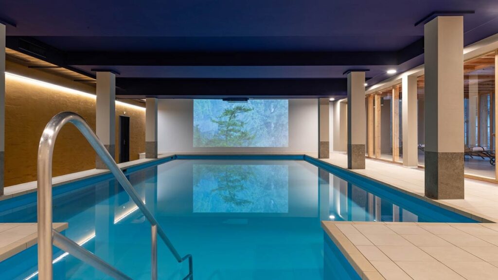 mld Beamer-Schutzgehäuse Inszenierung Hallenbad Lenzerheide