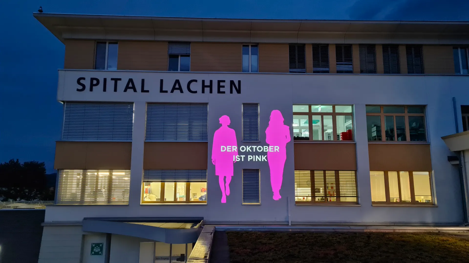 Fassadenprojektion-SpitalLachen-PinkOktober