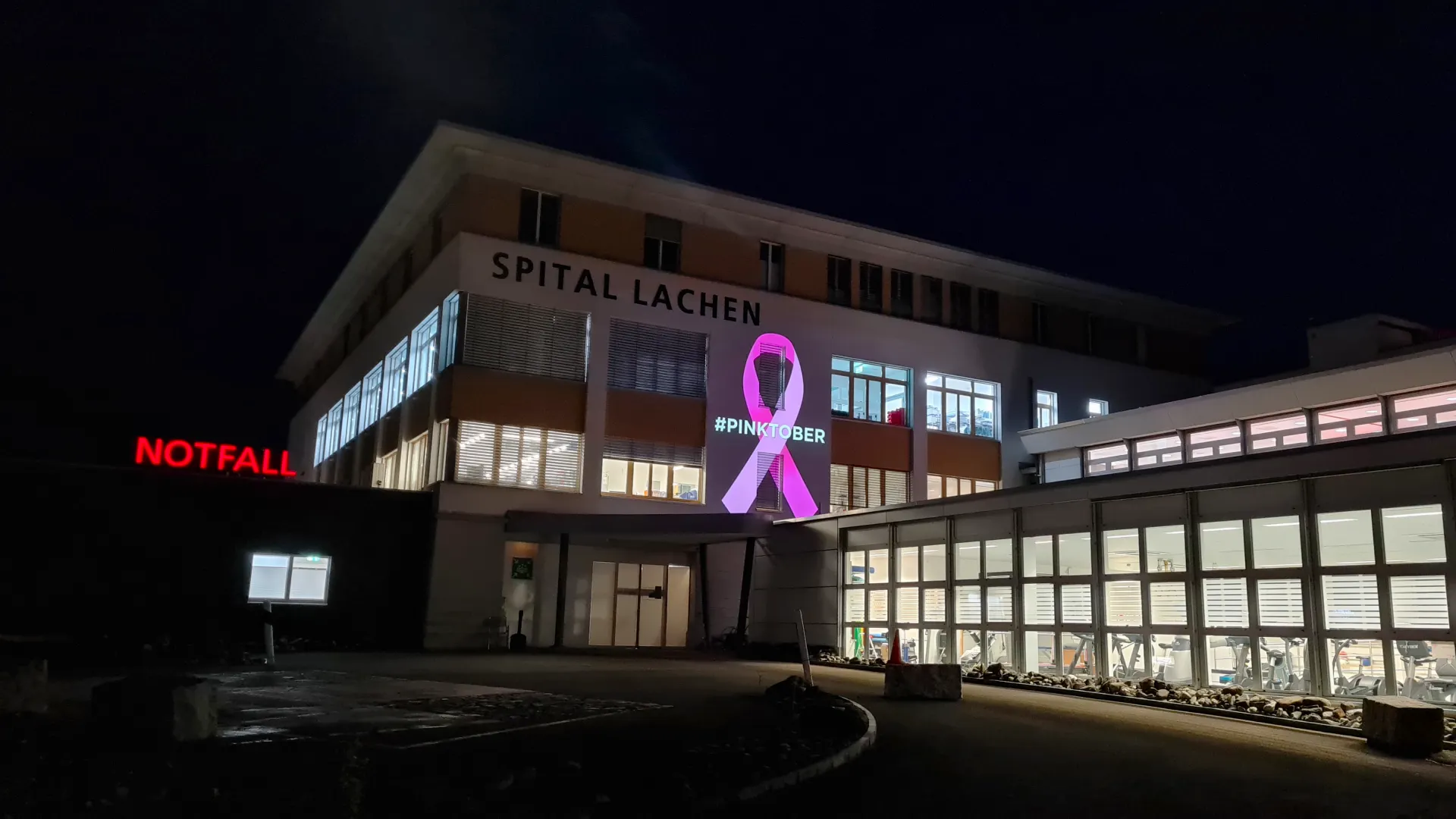 Fassadenprojektion-SpitalLachen-Pinktober