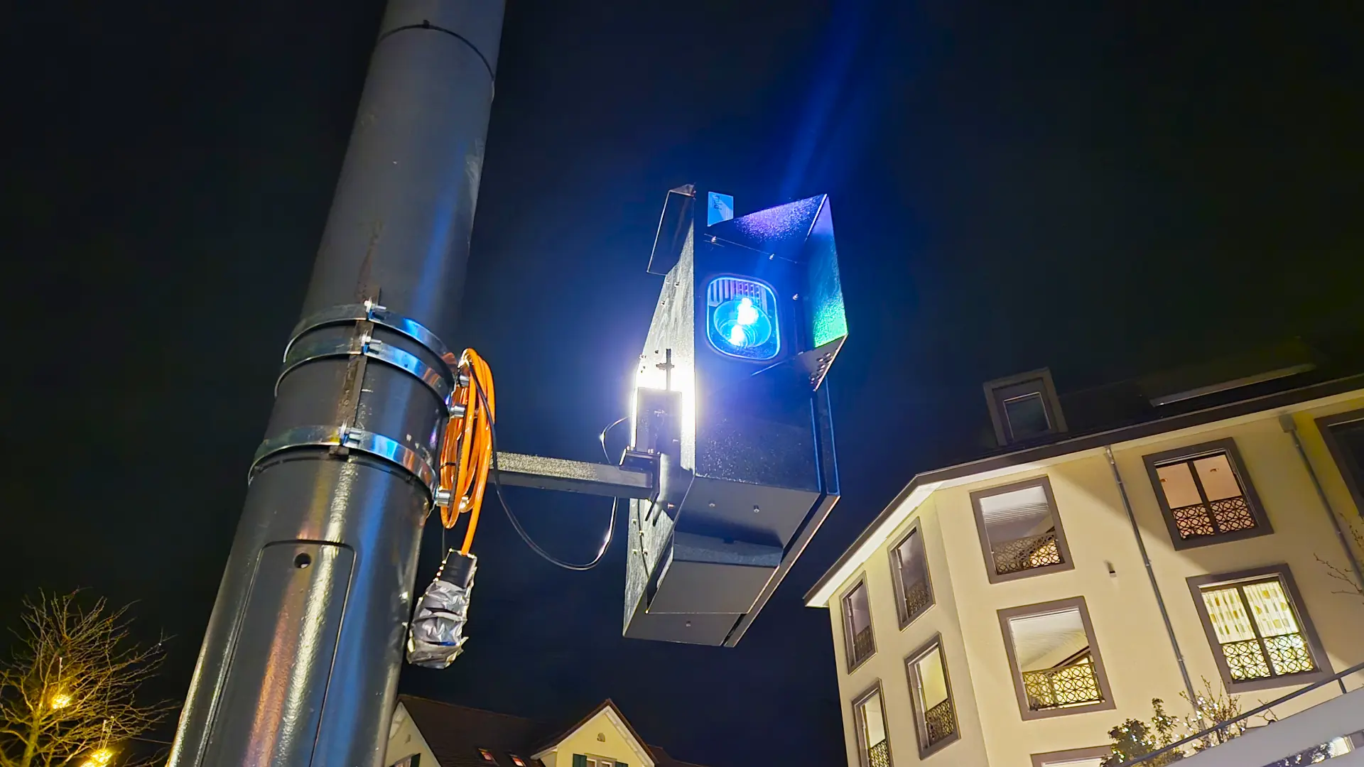 Lachen-Lichtprojektionen-Kreuzplatz-Gehäuse