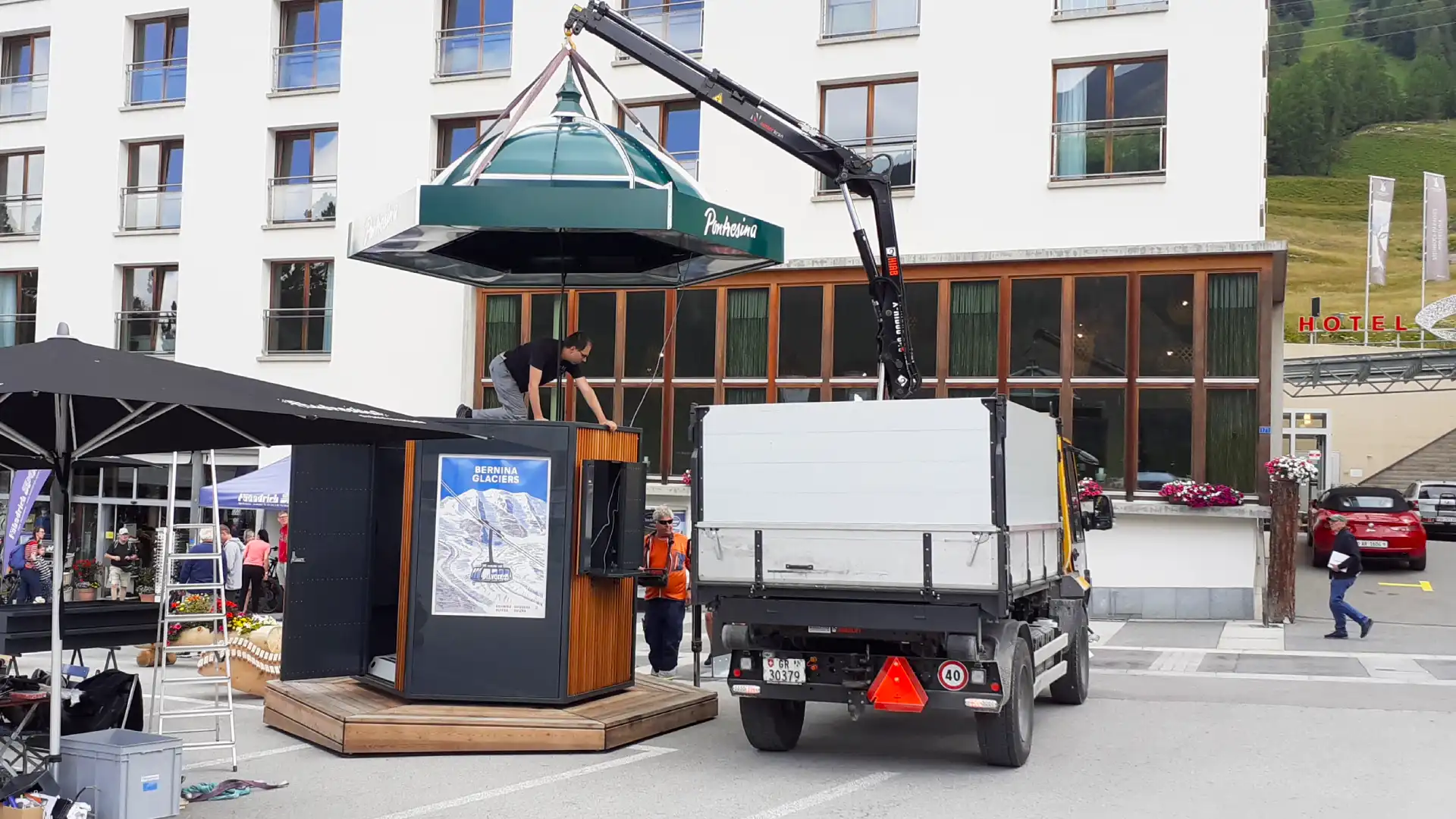 Mobile-Litfassäule-Kran